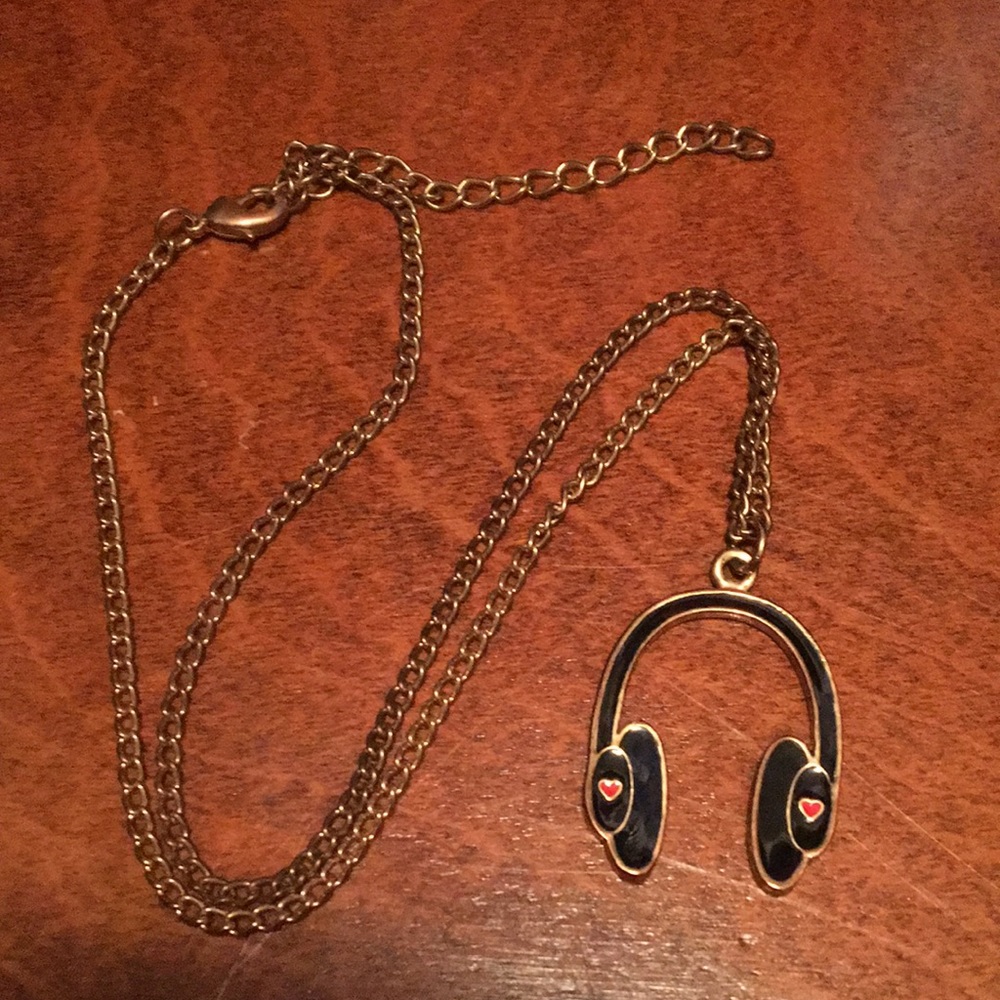 Headphone with hearts gold necklace